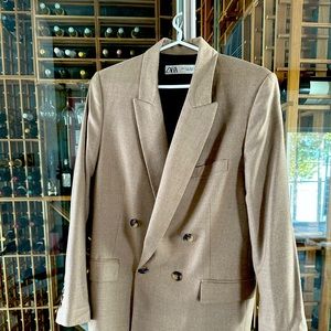 Zara blazer light beige in médium. SOLD
